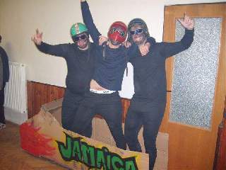 Tři čtyřbobaři. Ten čtvrtý nedojel, prý zůstal někde u Oslavan. Přesto obsadili krásné druhé místo.