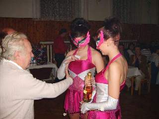 Mažoretky, kterým patřilo čtvrté místo. PS. Odkudpak to vytahuje ten lístek?? :) 