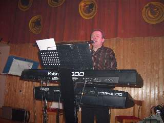 K poslechu a tanci hrála hudba p. Kratochvíla: