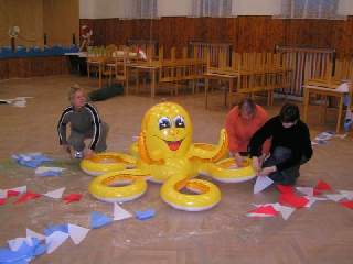 Pro větší čest a slávu našeho plesu jsme se rozhodli vylovit chobotnici z rybníka.. její pohled a mávání do objektivu jasně ukazuje, že výtky ochránců přírody nebyly na místě:-)