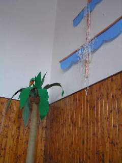 Zátiší s papouškem, palmou, kokosy a stěžněm vlastní výroby.. opravdu, krása střídá nádheru:-)