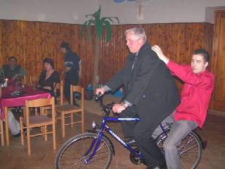 25.m... testovací jezdci i testovaný objekt stále v pohodě...celý sál ani nedýchá:-)