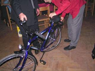 26.m byl však kritický... podezření na vadu materiálu se prokázalo.. počet zraněných 0 ..to bylo pozitivní zjištění ..celý sál si oddechl.-))