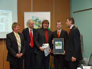 Předání ceny za druhé místo: (pozn. vlevo nahoře na projektoru snímek webu obce Senorady)