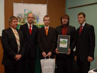 Cenu za první místo předali: Ing. Milan Venclík (1.náměstek hejtmana JMK), Ing. Jiří Crha (ředitel úřadu JMK) a Dr. Ing. Jan Savický (organizátor soutěže):