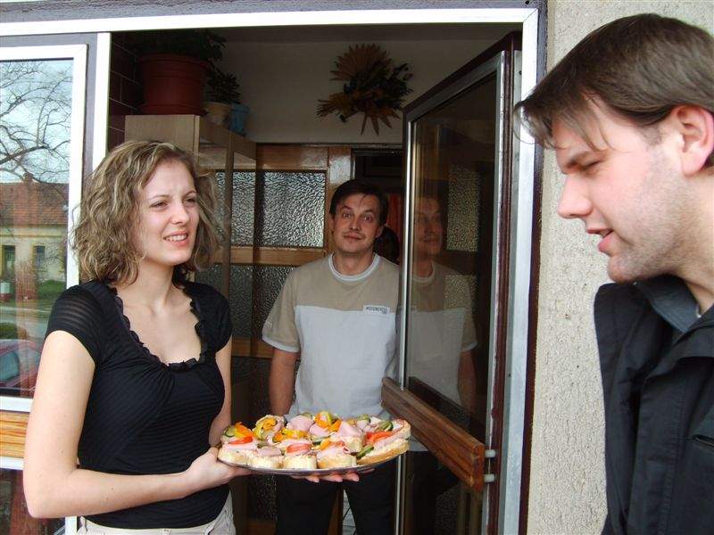 U Krátkých: (na Slovensku prý ženatí hoši nechodí, chystají pohoštění a mejí nádobí :)