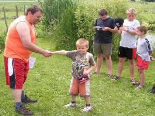 Nejspokojenějším výhercem byl Marek Honiš (rovněž startující na divokou kartu) Vyhrál autíčko, které si vyhlédl již na začátku soutěže.-) Právě přijímá gratulaci od starosty rybářů Honzy Bureše.<br />
Tak s pozdravem "Petrův zdar" - a za rok naviděnou.