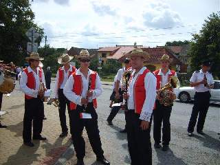 Po mši prošli muzikanti a hasiči obcí a zvali na odpolední pouťovou zábavu: