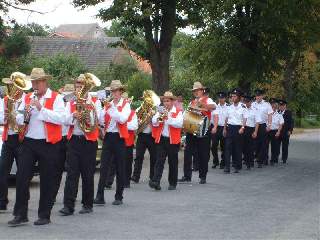 Přibližně v 16hod prošel průvod od penzionu k hasičce: