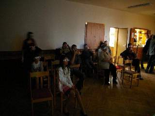 V průběhu koncertu byl opět promítán film, archivní fotky, ale také i trojrozměrné snímky: