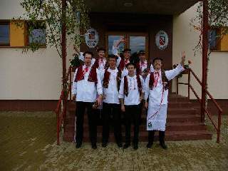 Čas 9:00 a už je nás malinko víc :)