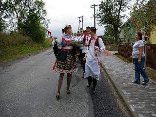 A to již jdeme průvodem od první stárkové: