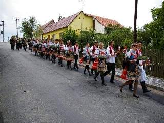 Vy-so-ký ja-lo-vec, vy-so-ký ja-ko já..