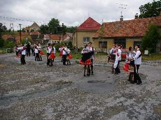 V těchto místech bývaly kdysi hody, dnes by však na takovém povrchu nikdo tančit nechtěl, přesto jsme zde z tradice zatančili alespoň jeden tanec: