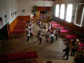 Cestou nás překvapil slabý deštíček.. naštěstí jsme ale byli u kulturního domu, takže jsme se šli schovat dovnitř: