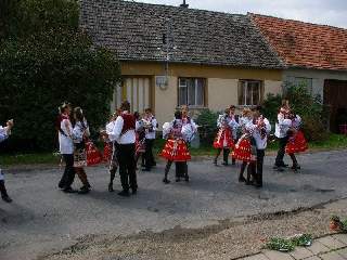 Taneček na konci dědiny: