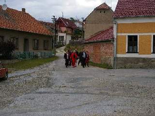 To už se jdou sousedé dívat na náš průvod..