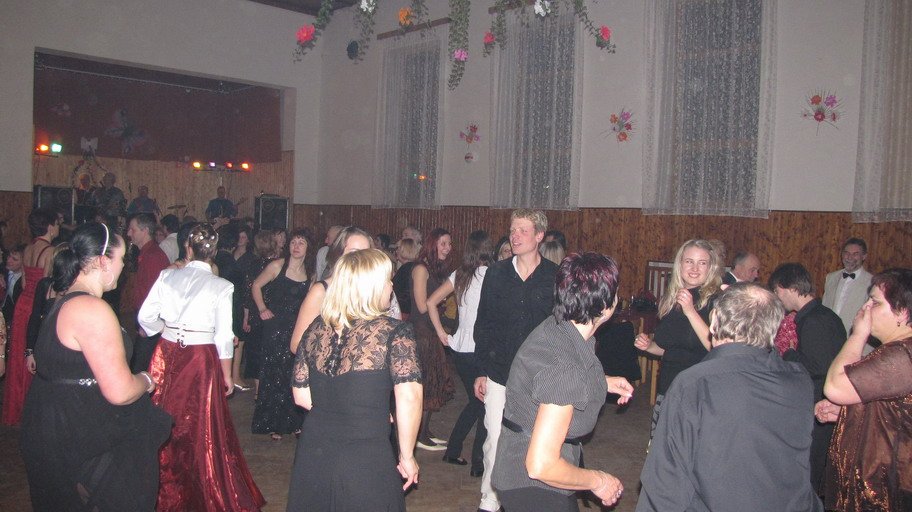 Ples postupem noci propukl v živelný tanec: