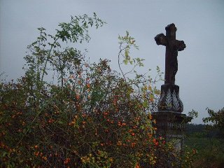 Mírně za polovinou cesty k cihelně míjíme kříž.