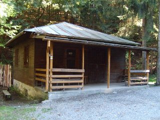 Držíme se cesty a na první křižovatce odbočíme doprava a dojdeme ke kantýně.