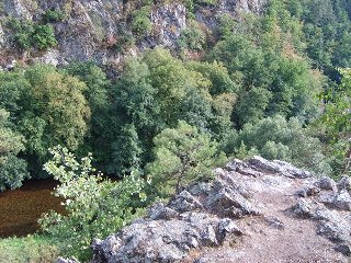 První vyhlídka nad řekou nám poskytne krásný výhled do údolí.