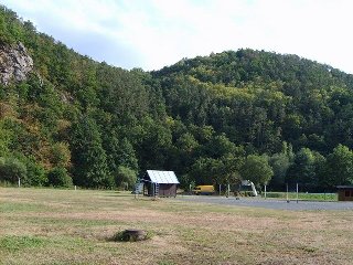 Z lesa vyjdeme u dětského tábora.