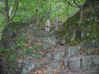 Za mostem se dáme doprava a stoupáme po schodech k hradu Templštýn.