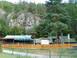 Nyní se můžeme buď vrátit stejnou cestou do Senorad a nebo pokračovat dále po asfaltové lesní cestě do obce Biskoupky (rodiště Vítězslava Nezvala).