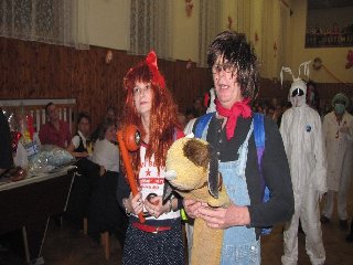 Do detailu nejlépe propracovaná maska Macha a Šebestové (tihle dva měli dokonce i svačinu v ubrousku :)