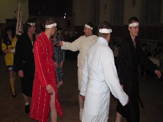 Co to znamená? Župany jako maska? Ubohé..