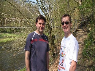 Nebylo však snadné nějaké proutí najít a tak počáteční neuspěch maskovali křečovitým úsměvem :)