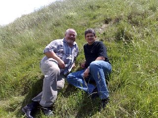 HotaCehy a Erdasman odpočívají po nalezení kešky.