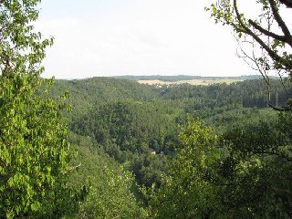 Z hradu je hezký výhled na údolí. V dálce vidíme také obec Senorady - začátek i konec naší cesty.
