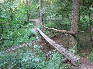 .. a nebo si počkáme a přejdeme řeku o několik metrů dále přes lávku.