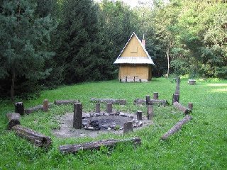 Dojdeme až k legendární chatě "U kata", kterou všichni trampové z údolí Chvojnice dobře znají.
