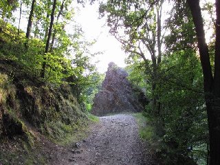 Postupujeme dále až ke skále kudy tehdejší mlynář nechal prorazit cestu.