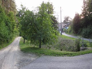 Nyní jsme na začátku obce Senorady v části zvané Loh.