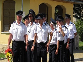 Členové Sboru dobrovolných hasičů jsou nastoupeni k pochodu.