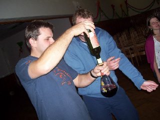 Zodpovědný přístup stárci zachovali i při nácviku pití z juchačky..