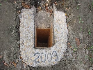 Naproti hasičce jsme vykopali a vybetonovali díru pro máju, která nese letopočet 2009.