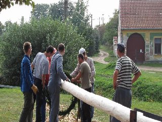 Navlékání věnce na máju: