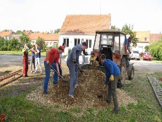 Plac pod májou zbývalo uklidit a odvozit hromadu kamenů: