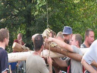 Kůly se navážou navolno ke kmeni máje a pak se upnou otočením a našponováním lana.