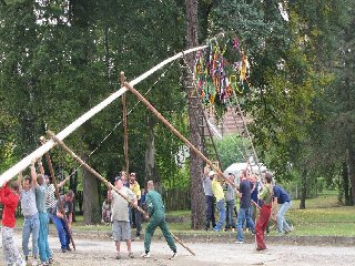 Na špici jistí máju pomocí žebříku: