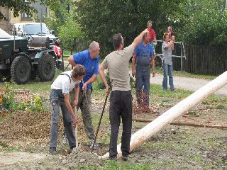 U paty je mája palicí zarážena do díry: