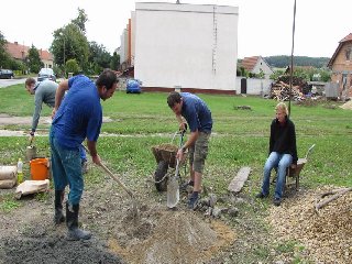 Příprava betonu na vybetonování díry:
