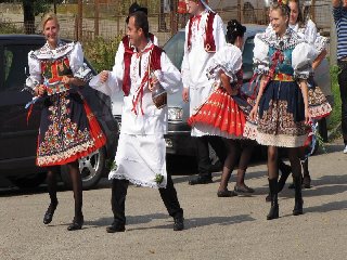 Stárkové tančili celou cestou: