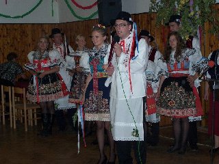 Jenda všechny přítomné přivítal na večerní hodové zábavě: