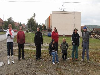 Když to nešlo mačetou, radili se ostatní, jak na to..