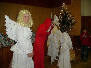 Děti dostaly balíčky plné sladkostí a ovoce, které pro ně připravila obec Senorady.